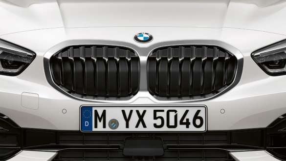 Подвійна решітка радіатора BMW 1 серії. Подвійна решітка радіатора моделі BMW 1 серії Sport Line в Mineral White металік.