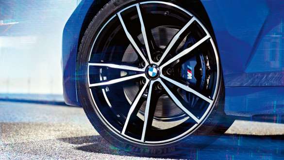 BMW 3 серії Седан, гальмівна система M Sport. Детальний вид рулевого колеса BMW 3 серії Седан з гальмівной системой M Sport.