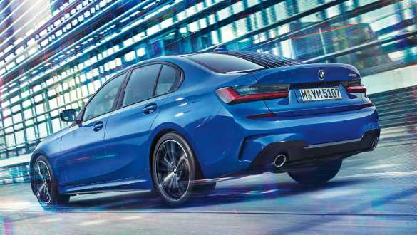 BMW 3 серії Седан, Адаптивна підвіска М. Вид ззаду седана BMW 3 серії в русі з адаптивною підвіскою М з поворотом в три чверті.