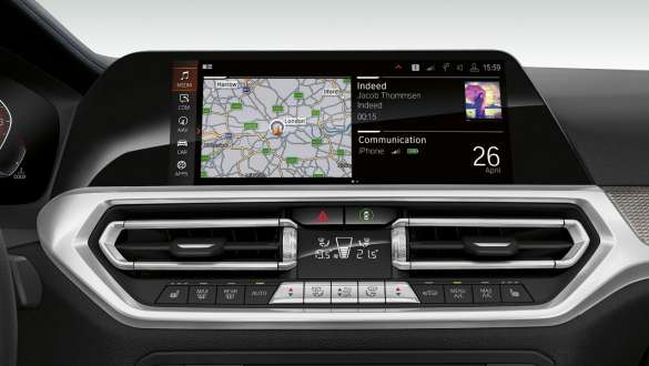 BMW 3 серії Седан, операційна система BMW 7.0. Вид спереду дисплея кабіни седана BMW 3 серії з операційною системою BMW 7.0 крупним планом.