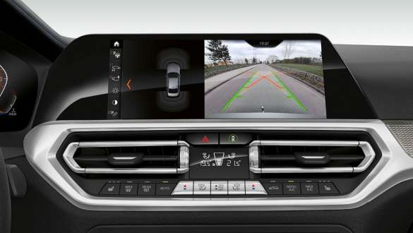 BMW 3 серії Седан, асистент паркування Plus. Вид спереду дисплея кабіни седана BMW 3 серії з асистентом паркування Plus крупним планом.