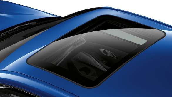 BMW 3 серії Седан, скляний люк в даху. Вид згори на седан BMW 3 серії з видом на закритий скляний дах.