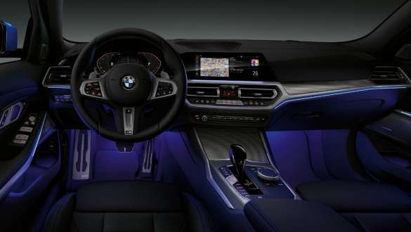 BMW 3 серії Седан, підсвітка Ambient light. Вид спереду кабіни водія седана BMW 3 серії з підсвічуванням Ambient.