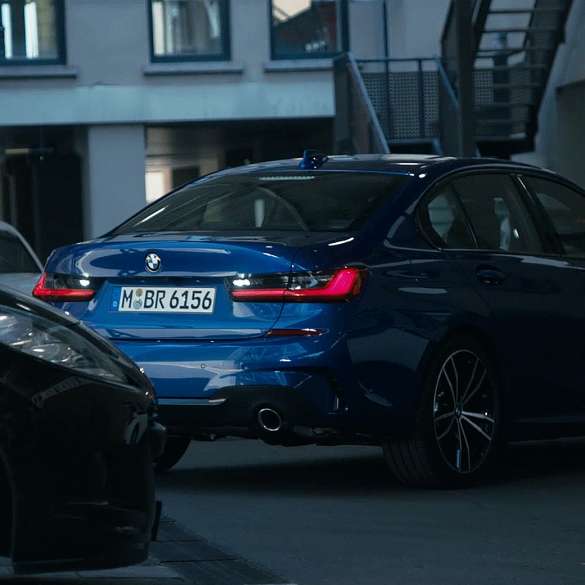 BMW 3 серії Седан, деталі M Performance. Вид спереду седана BMW 3 серії з деталями M Performance з поворотом в одну чверть.