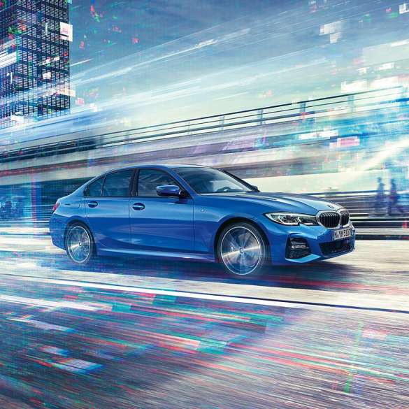 BMW 3 серії Седан, вид збоку в русі. Боковий знімок седана BMW 3 серії в русі в міських умовах при денному світлі.