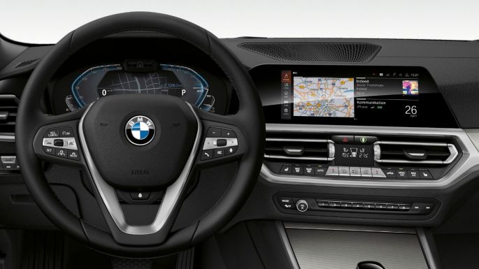 BMW 3 серии Седан 330e, кабіна. Детальний вид спереду на кабіну седана BMW 3 серії з дисплеєм і.