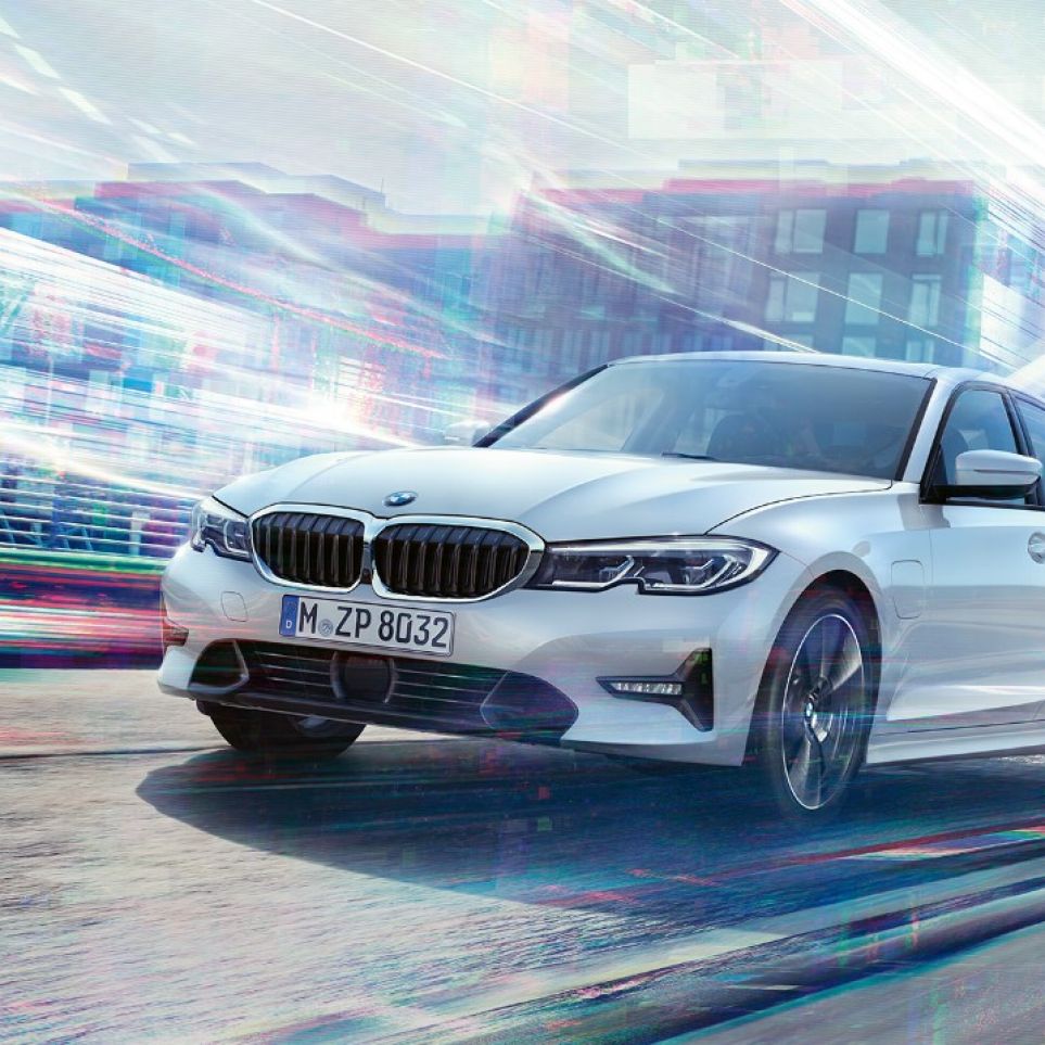 BMW 3 серії Седан 330e в русі BMW 3 серії Седан 330е в русі на міському тлі.