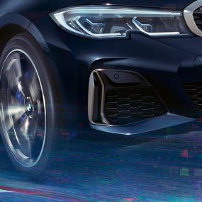 BMW 3 серії Седан, повітрозабірники. Детальний вид збоку на повітрозабірники седана BMW 3 серії в кольорі Cerium grey металік.