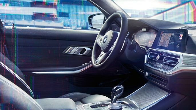 BMW 3 серії Седан, панель приладів М Крупний план інтер'єру седана BMW 3 серії з бічним оглядом кабіни і комбінацією приладової панелі з дисплеєм M.