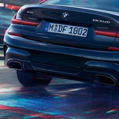 BMW 3 серії Седан, вихлопні труби М. Крупний план задньої частини седана BMW 3 серії з вихлопними трубами M кольору Cerium grey металік