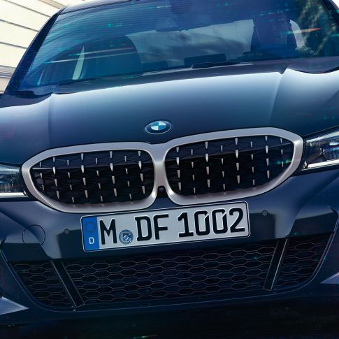 BMW 3 серії Седан, здвоєна решітка радіатора BMW. Передній крупний план здвоєнної решітки радіатора BMW з сітчастим дизайном седана BMW 3 серії M340i xDrive.