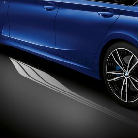 BMW 3 серії Седан, ілюмінація Welcome Light Carpet. Детальний вид збоку відкритих водійських дверей з Welcome Light Carpet.
