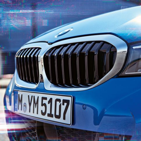 BMW 3 серії Седан, здвоєна решітка радіатора. Вид збоку здвоєної решітки радіатора седана BMW 3 серії крупним планом.