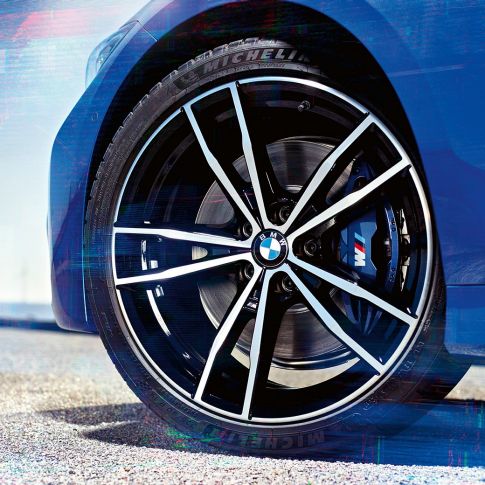 BMW 3 серії Седан, легкосплавні диски 791 М. Крупний план 19-дюймових легкосплавних дисків 791 M Jet Black седана BMW 3 серії.