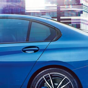 BMW 3 серії Седан, вигин Хофмайстера. Детальний бічний вид заднього скла з вигином Хофмайстера.