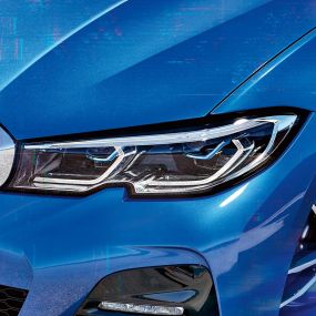 BMW 3 серії Седан, лазерні фари BMW. Бічний крупний план правих передніх лазерних фар BMW.