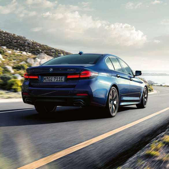 Динамічні характеристики BMW 5 серії Седан G30 Динамічні характеристики BMW 5 серії Седан G30 кольору Phytonic Blue з видом на три чверті спереду
