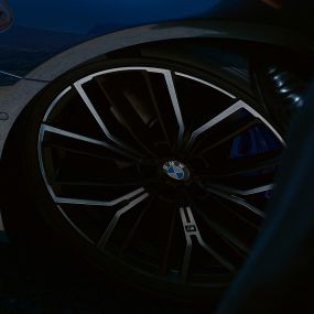 Легкосплавне колесо Y-Spoke 846 M BMW 5 серії Седан G30 Крупний вид на легкосплавне колесо Y-Spoke 846 M BMW 5 серії Седан G30 LCI 2020 кольору Phytonic Blue