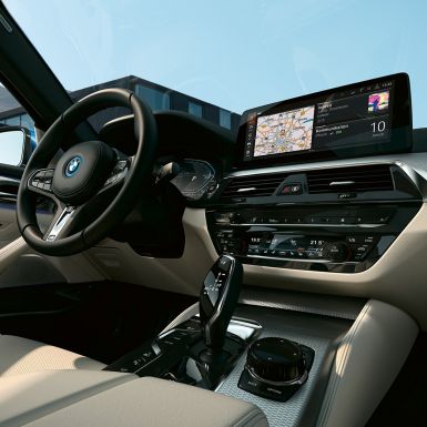 Інтер’єр BMW 5 серії Седан G30 Дисплей керування та спортивне шкіряне кермо в інтер’єрі BMW 5 серії Седан G30 LCI 2020