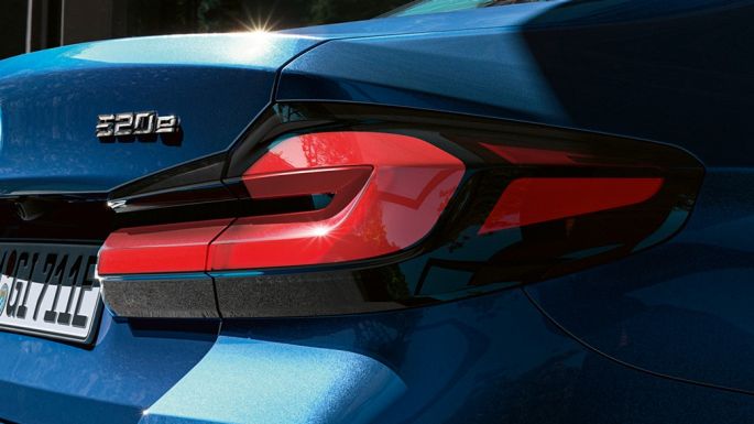Задні 3D-ліхтарі BMW 5 серії Седан G30 Крупний вид ззаду на задні 3D-ліхтарі BMW 5 серії Седан G30 LCI 2020 кольору Phytonic Blue