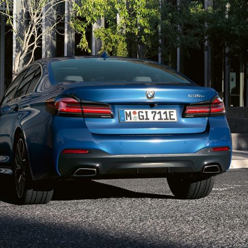 Задній бампер BMW 5 серії Седан G30 Крупний вид ззаду на вихлопні труби довільної форми BMW 5 серії Седан G30 LCI 2020 кольору Phytonic Blue