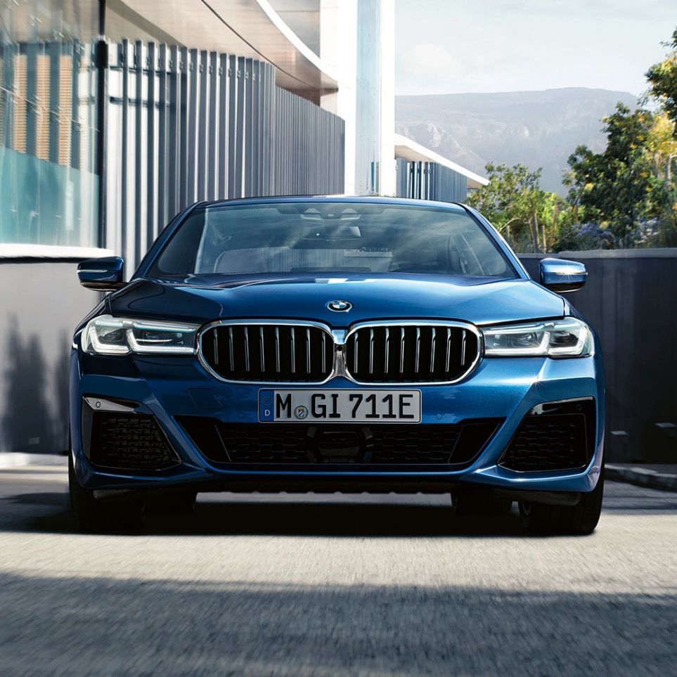 Подвійна решітка радіатора та передній бампер BMW 5 серії Седан G30 Крупний вид спереду на подвійну решітку радіатора та передній бампер BMW 5 серії Седан G30 LCI 2020 кольору Phytonic Blue