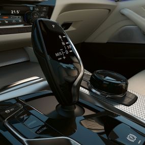 Елементи керування BMW 5 серії Седан G30 Елементи керування глянцевого чорного кольору в інтер’єрі BMW 5 серії Седан G30 LCI 2020