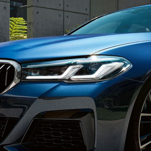 Фари з лазерною технологією BMW Laserlight BMW 5 серії Седан G30 Крупний вид спереду на фари з лазерною технологією BMW Laserlight BMW 5 серії Седан G30 LCI 2020 кольору Phytonic Blue