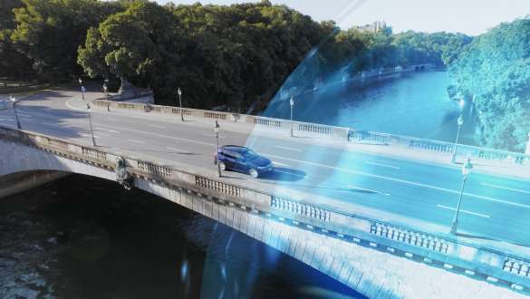 BMW 5 серії Седан їде у зоні eDrive BMW 5 серії Седан G30 LCI 2020 кольору Phytonic Blue з видом на три чверті спереду їде у зоні eDrive на мосту