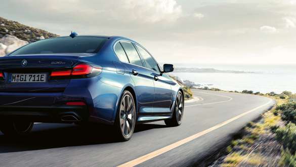 Інтегральне рульове керування BMW 5 серії Седан G30 Інтегральне рульове керування BMW 5 серії Седан G30 кольору 2020 з видом на три чверті ззаду знімок у русі