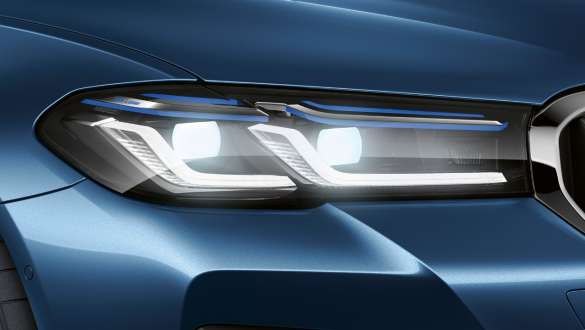Фари з лазерною технологією BMW Laserlight BMW 5 серії Седан G30 Крупний вид спереду на фари з лазерною технологією BMW Laserlight BMW 5 серії Седан LCI 2020 кольору Phytonic Blue