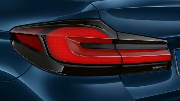 Задні світлодіодні ліхтарі BMW 5 серії Седан G30 Крупний вид ззаду на LED-ліхтарі BMW 5 серії Седан LCI 2020 кольору Phytonic Blue