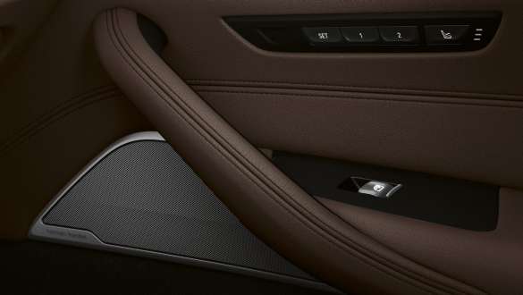 Аудіосистема Bowers & Wilkins Diamond Surround Sound BMW 5 серії Седан G30 Аудіосистема Bowers & Wilkins Diamond Surround Sound BMW 5 серії Седан G30 LCI 2020 інтер’єр крупний вид на двері