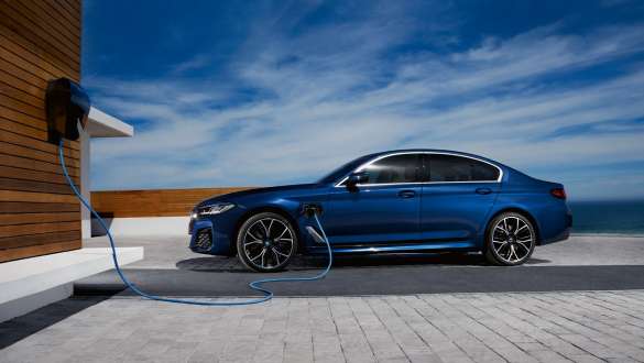 Плагін-гібрид BMW 5 серії Седан 2021 G30, вид збоку Плагін-гібрид BMW 5 серії Седан 2021 G30, вид збоку на BMW Wallbox