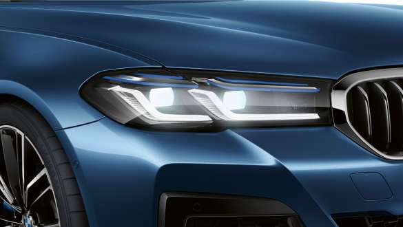 Лазерні фари BMW Laserlight седана BMW 5 серії G30 Крупний вид спереду на фари BMW Laserlight BMW 5 серії Седан G30 LCI 2020 кольору Phytonic Blue