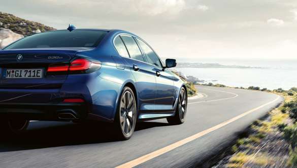 Інтегральне рульове керування BMW 5 серії Седан G30 Інтегральне рульове керування BMW 5 серії Седан G30 кольору 2020 з видом на три чверті ззаду знімок у русі