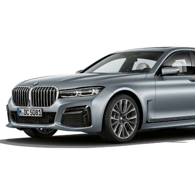 BMW 7 серії Седан з пакетом M Sport: вид спереду з поворотом в три чверті BMW 7 серії Седан сірого кольору з пакетом M Sport: вид спереду з поворотом в три чверті