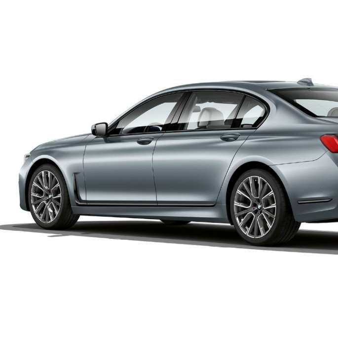 BMW 7 серії Седан з пакетом M Sport: вид ззаду з поворотом в три чверті BMW 7 серії Седан сірого кольору з пакетом M Sport, вид ззаду з поворотом в три чверті