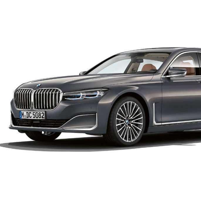 BMW 7 серії Седан з дизайном Pure Excellence: вид спереду з поворотом в три чверті BMW 7 серії Седан сірого кольору з дизайном Pure Excellence: вид спереду з поворотом в три чверті