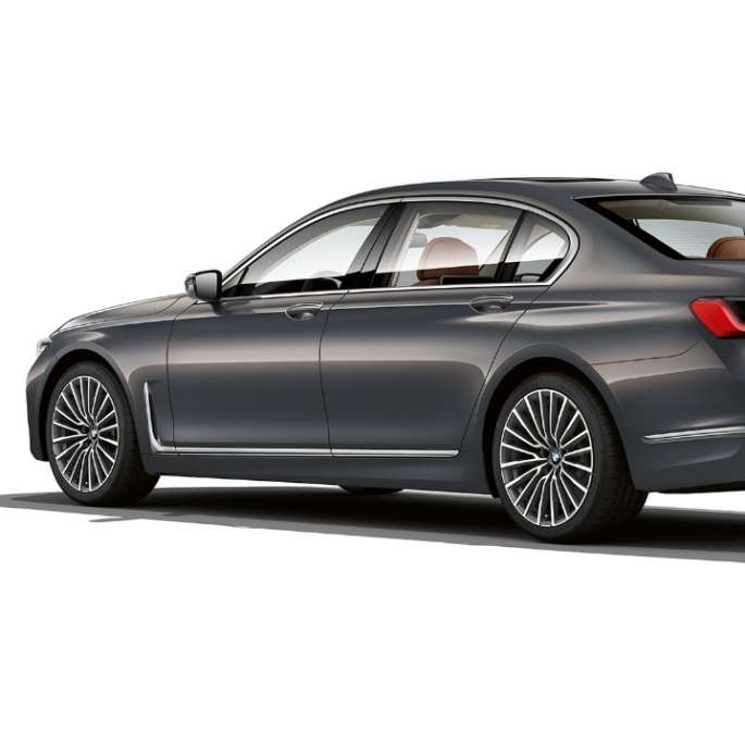 BMW 7 серії Седан з дизайном Pure Excellence: вид ззаду з поворотом в три чверті BMW 7 серії Седан сірого кольору з дизайном Pure Excellence: вид ззаду з поворотом в три чверті