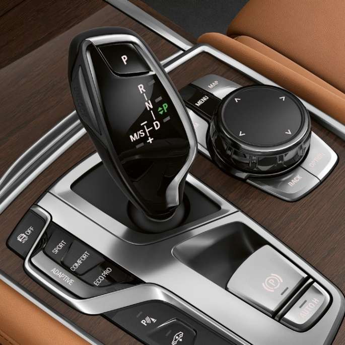 BMW 7 серії Седан з дизайном Pure Excellence: важіль селектора Седан BMW 7 з дизайном Pure Excellence: крупний план важеля селектора