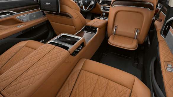 BMW 7 серії Седан з пакетом Executive Lounge BMW 7 серії Седан з пакетом Executive Lounge: задні сидіння з максимальним рівнем комфорту