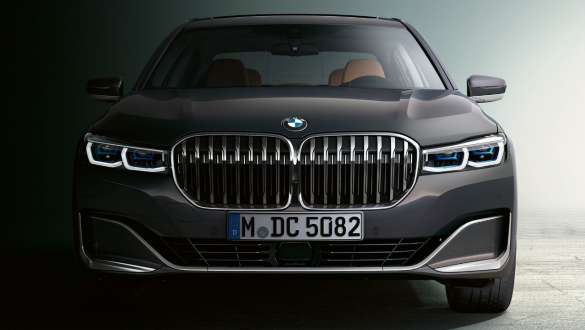 BMW 7 серії Седан: передній бампер BMW 7 серії Седан: вид спереду, крупний план переднього бампера