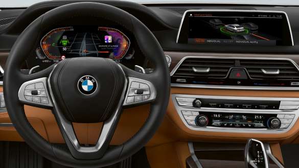 BMW 7 серії Седан: асистент водіння Professional BMW 7 серії Седан: екран і панель приладів з інформацією від асистента водіння Professional