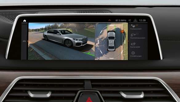 BMW 7 серії Седан: асистент парковки Plus BMW 7 серії Седан: екран асистента парковки Plus