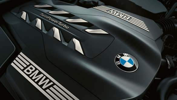 8-циліндровий бензиновий двигун BMW TwinPower Turbo BMW 7 серії Седан: крупний план 8-циліндрового бензинового двигуна BMW TwinPower Turbo