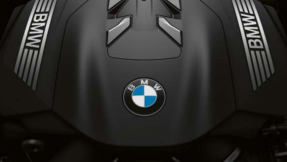 Рядний 6-циліндровий бензиновий двигун BMW TwinPower Turbo BMW 7 серії Седан: крупний план рядного 6-циліндрового бензинового двигуна BMW TwinPower Turbo