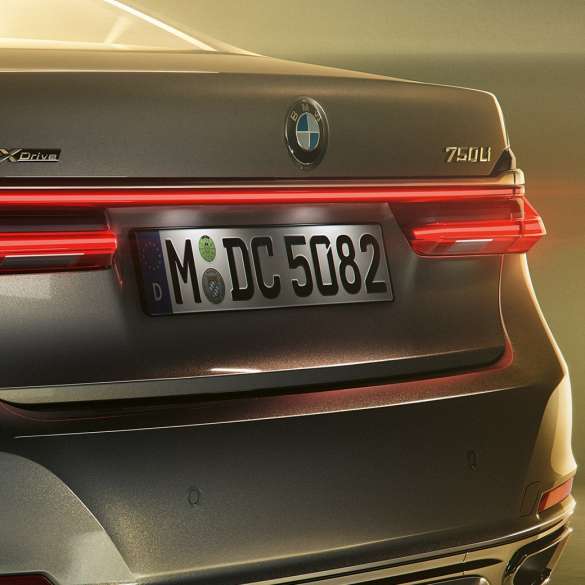 Седані BMW 7 серії: емблема 750Li на задній частині кузова Седані BMW 7 серії: крупний план емблеми 750Li на задній частині кузова