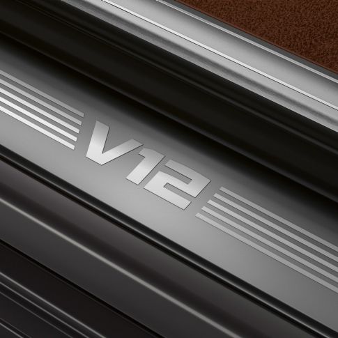 Порог BMW з позначенням V12 BMW M760Li xDrive: Накладка на порогах з позначенням V12 крупним планом