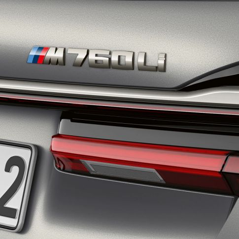 BMW 7 серії Седан: крупний план емблеми BMW M760Li BMW 7 серії Седан: крупний план емблеми BMW M760Li на задній частині кузова